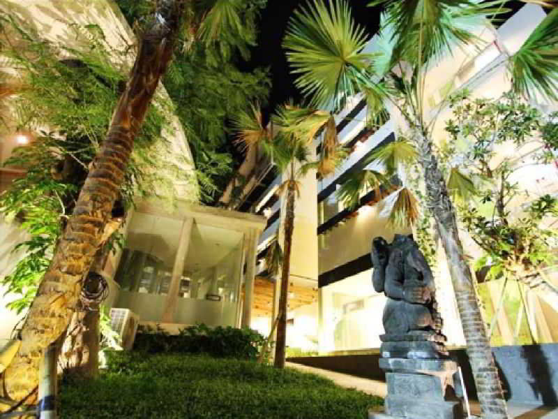 Grandmas Plus Hotel Seminyak Exterior photo